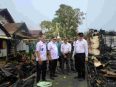 Bupati Kapuas HM Wiyatno meninjau lokasi kebakaran yang menghanguskan rumah warga di Kelurahan Palingkau Baru, Kecamatan Kapuas Murung, didampingi Sekda Kapuas Usis I Sangkai dan sejumlah kepala OPD terkait.