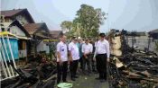 Bupati Kapuas HM Wiyatno meninjau lokasi kebakaran yang menghanguskan rumah warga di Kelurahan Palingkau Baru, Kecamatan Kapuas Murung, didampingi Sekda Kapuas Usis I Sangkai dan sejumlah kepala OPD terkait.