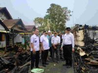 Bupati Kapuas HM Wiyatno meninjau lokasi kebakaran yang menghanguskan rumah warga di Kelurahan Palingkau Baru, Kecamatan Kapuas Murung, didampingi Sekda Kapuas Usis I Sangkai dan sejumlah kepala OPD terkait.
