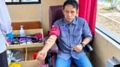 Ketua DPW IPJI Kalimantan Tengah, Picrol Hidayad, mendonorkan darah dalam kegiatan bakti sosial memperingati HUT ke-27 IPJI di Palangka Raya.