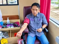 Ketua DPW IPJI Kalimantan Tengah, Picrol Hidayad, mendonorkan darah dalam kegiatan bakti sosial memperingati HUT ke-27 IPJI di Palangka Raya.