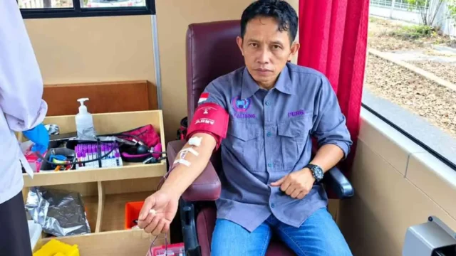 Ketua DPW IPJI Kalimantan Tengah, Picrol Hidayad, mendonorkan darah dalam kegiatan bakti sosial memperingati HUT ke-27 IPJI di Palangka Raya.