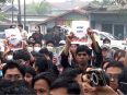 Massa Aliansi Masyarakat Kalteng Melawan Jilid III menggelar demonstrasi terkait penanganan karhutla di depan Kantor Gubernur Kalimantan Tengah.