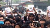 Massa Aliansi Masyarakat Kalteng Melawan Jilid III menggelar demonstrasi terkait penanganan karhutla di depan Kantor Gubernur Kalimantan Tengah.