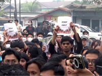 Massa Aliansi Masyarakat Kalteng Melawan Jilid III menggelar demonstrasi terkait penanganan karhutla di depan Kantor Gubernur Kalimantan Tengah.