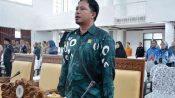 Muhammad Yusuf mengikuti rapat di DPRD Kabupaten Seruyan.