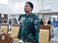 Muhammad Yusuf mengikuti rapat di DPRD Kabupaten Seruyan.
