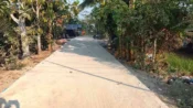 Pembangunan jalan di Desa Bunga Mawar, Kecamatan Pulau Petak, melalui Program Satu Miliar Satu Desa.