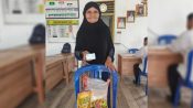 Perempuan lanjut usia menerima bantuan sembako bagi warga terdampak karhutla di Desa Palingkau Jaya, Kecamatan Kapuas Murung.