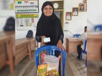 Perempuan lanjut usia menerima bantuan sembako bagi warga terdampak karhutla di Desa Palingkau Jaya, Kecamatan Kapuas Murung.