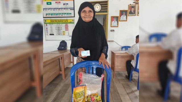 Perempuan lanjut usia menerima bantuan sembako bagi warga terdampak karhutla di Desa Palingkau Jaya, Kecamatan Kapuas Murung.