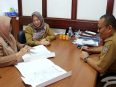 Plh Sekretaris Daerah Seruyan dr. Bahrun Abbas menyaksikan serah terima jabatan Kepala Bagian Kesejahteraan Rakyat dari Halimatussadiyah kepada Siti Fauziah.