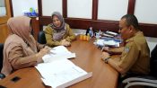 Plh Sekretaris Daerah Seruyan dr. Bahrun Abbas menyaksikan serah terima jabatan Kepala Bagian Kesejahteraan Rakyat dari Halimatussadiyah kepada Siti Fauziah.