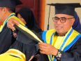 Prosesi pengalungan tanda wisuda kepada peserta Sekolah Lansia Seruni Ceria Kabupaten Seruyan dalam kegiatan wisuda di Aula Kantor Kecamatan Seruyan Hilir Timur, Desa Kartika Bhakti, Kamis (8/10/2026).
