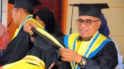 Prosesi pengalungan tanda wisuda kepada peserta Sekolah Lansia Seruni Ceria Kabupaten Seruyan dalam kegiatan wisuda di Aula Kantor Kecamatan Seruyan Hilir Timur, Desa Kartika Bhakti, Kamis (8/10/2026).