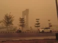 Bundaran Besar Kota Palangka Raya diselimuti kabut asap tebal akibat kebakaran hutan dan lahan pada 14 Oktober 2026, saat angka ISPU disebut melewati 3.000.
