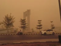 Bundaran Besar Kota Palangka Raya diselimuti kabut asap tebal akibat kebakaran hutan dan lahan pada 14 Oktober 2026, saat angka ISPU disebut melewati 3.000.