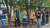 Wali Kota Palangka Raya Fairid Naparin didampingi sejumlah pejabat Pemko Palangka Raya saat meninjau kondisi drainase, Sabtu (31/10/2026).