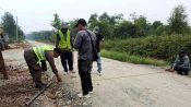 Petugas melakukan pemeriksaan kondisi jalan di Desa Lamunti Baru, Kecamatan Mantangai, Kabupaten Kapuas.