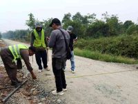Petugas melakukan pemeriksaan kondisi jalan di Desa Lamunti Baru, Kecamatan Mantangai, Kabupaten Kapuas.