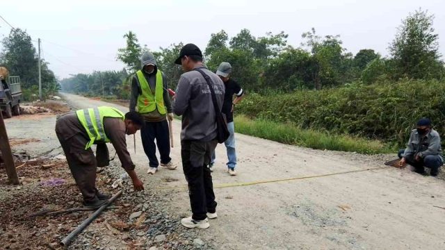 Petugas melakukan pemeriksaan kondisi jalan di Desa Lamunti Baru, Kecamatan Mantangai, Kabupaten Kapuas.